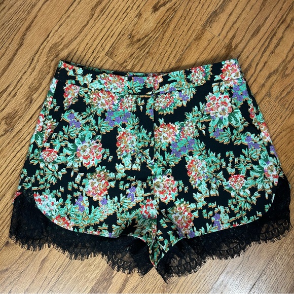 TOPSHOP | Floral Lace Trim Hem Shorts Size 4 - Picture 4 of 11